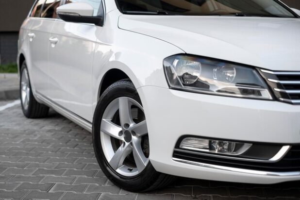white-business-car-with-beautiful-wheels-large-chrome-grille_263957-297