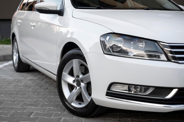 white-business-car-with-beautiful-wheels-large-chrome-grille_263957-297