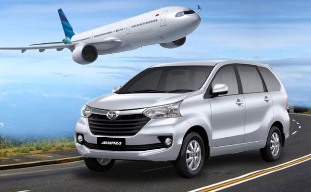 Mobil Iwan Rental Pekanbaru mengangkut penumpang di Bandara Sultan Syarif Kasim II Riau.