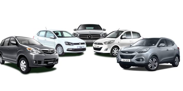 Mobil MPV sewaan lokal Pekanbaru, diparkir di area wisata alam Riau, siap untuk perjalanan wisata keluarga.