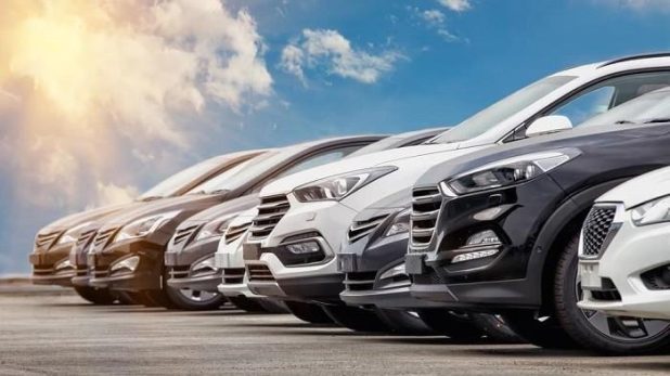 Mobil keluarga dari Iwan Rental Mobil membawa penumpang untuk wisata keluarga di Pekanbaru.