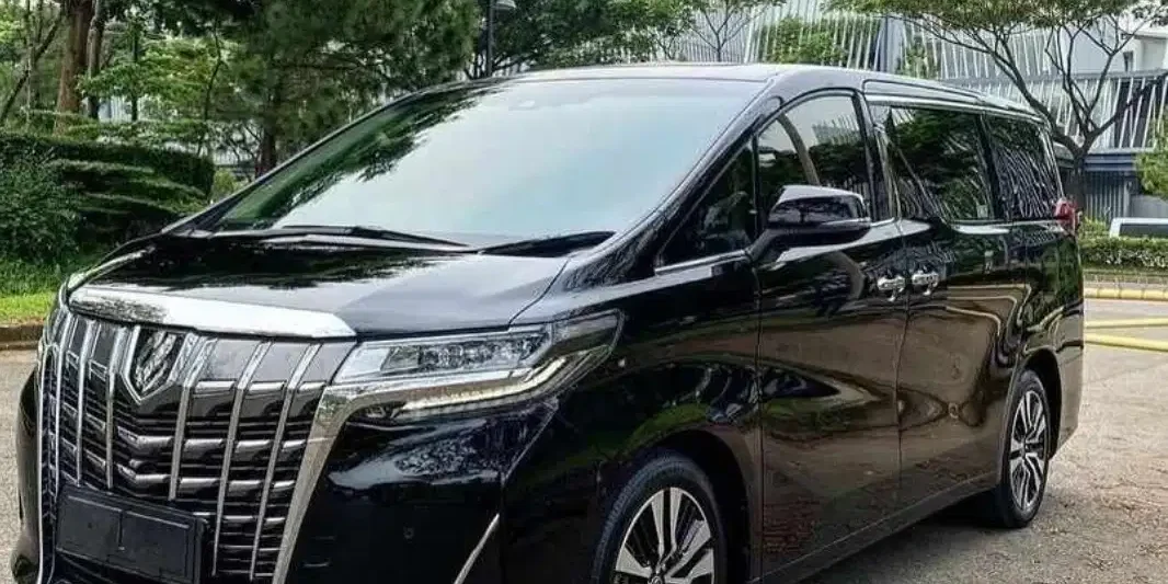 Armada kendaraan Iwan Rental Mobil yang siap digunakan sebagai solusi perjalanan nyaman dan praktis