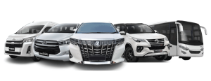 “Mobil MPV sewaan lokal Pekanbaru, diparkir di area wisata alam Riau, siap untuk perjalanan wisata keluarga.