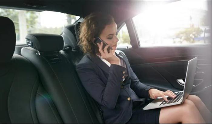 Keuntungan menggunakan jasa rental mobil dibandingkan kendaraan pribadi.