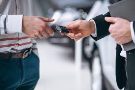 Wisatawan menikmati perjalanan liburan menggunakan mobil rental yang nyaman.