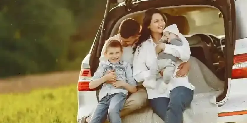 Keluarga sedang menikmati perjalanan dengan mobil rental yang nyaman dan bersih.