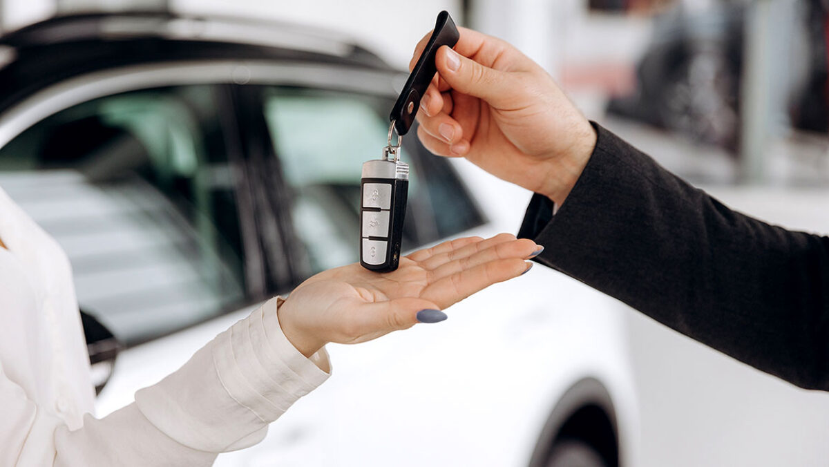 Mobil sewaan bersih dan terawat siap digunakan untuk berbagai kebutuhan perjalanan.