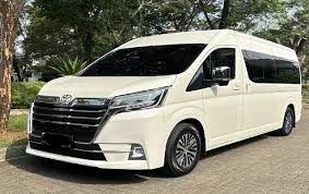 Mobil rental digunakan untuk perjalanan bisnis dan wisata dengan nyaman.