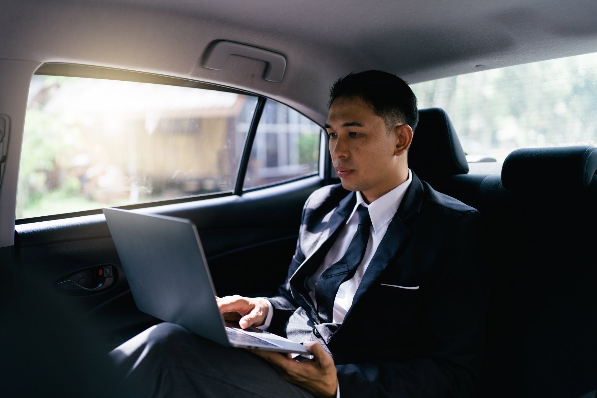 Tips Aman dan Nyaman Menggunakan Jasa Rental Mobil untuk Pemula. Tips aman menggunakan jasa rental mobil bagi pemula.