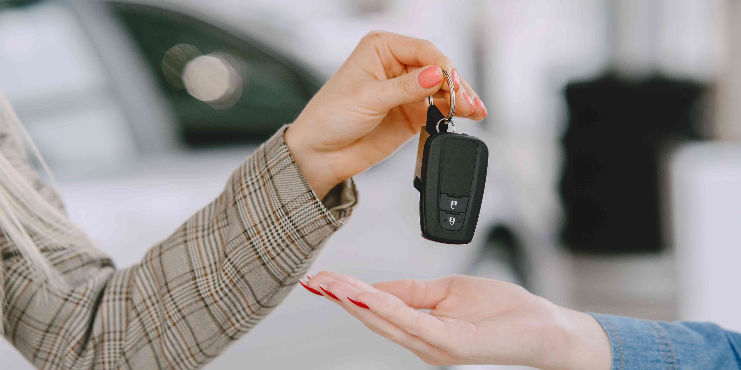 Sewa Mobil Lepas Kunci atau dengan Sopir: Mana yang Lebih Cocok? Perbandingan sewa mobil lepas kunci dan sewa mobil dengan sopir.