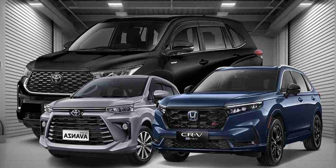 Mobil rental nyaman untuk perjalanan malam dengan lampu terang dan kabin luas.