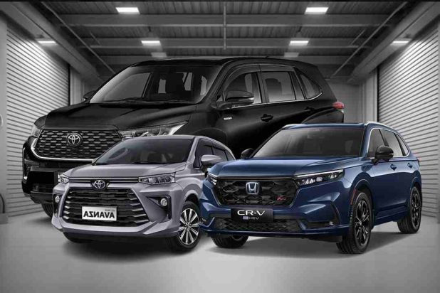 Mobil rental nyaman untuk perjalanan malam dengan lampu terang dan kabin luas.