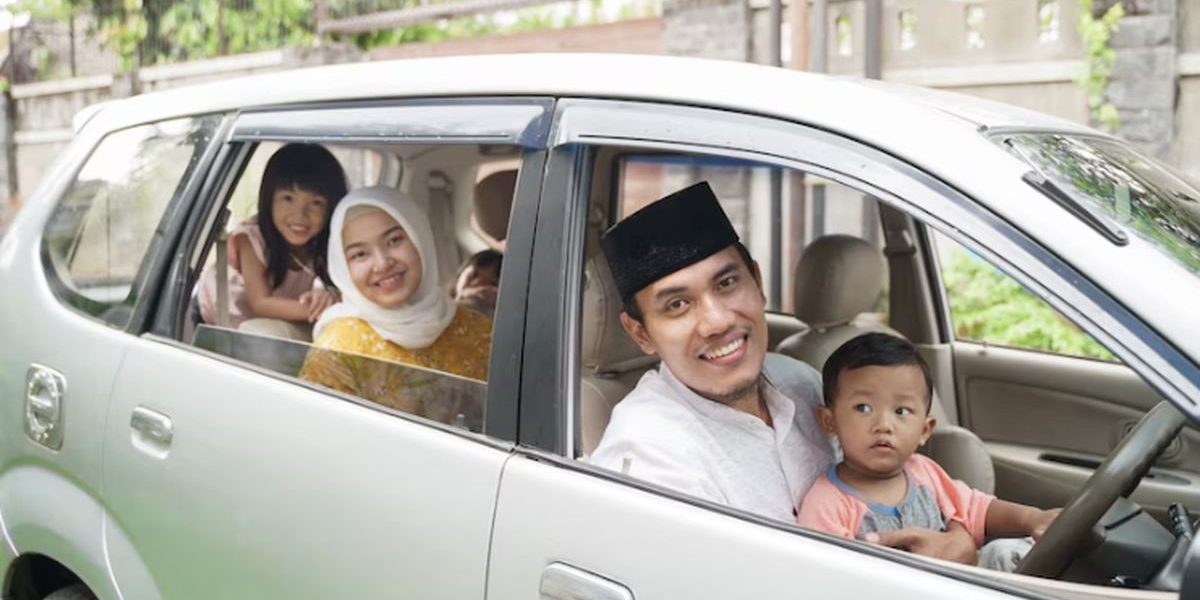 Mobil keluarga dari Iwan Rental Mobil yang siap digunakan untuk acara dan perjalanan bersama keluarga.