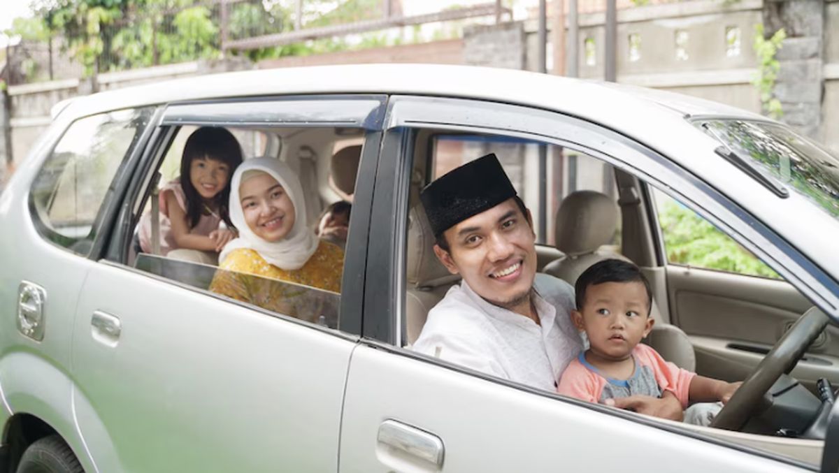 Mobil keluarga dari Iwan Rental Mobil yang siap digunakan untuk acara dan perjalanan bersama keluarga.