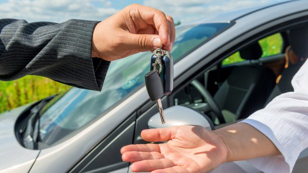 Mobil lepas kunci dari Iwan Rental Mobil yang siap digunakan oleh pelanggan untuk berkendara sendiri