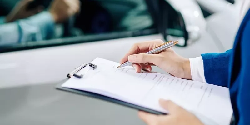 perbandingan antara sewa mobil dan transportasi online, menunjukkan bahwa sewa mobil lebih hemat dan fleksibel.