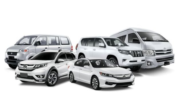 Layanan 24 jam Iwan Rental Mobil dengan armada yang siap digunakan kapan saja, siang maupun malam.