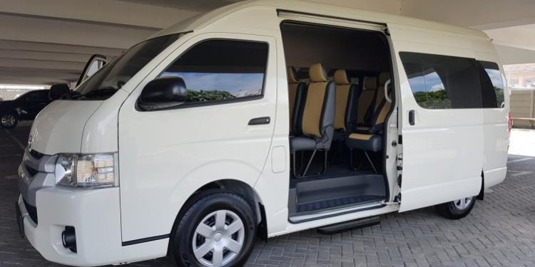 Rental mobil modern sebagai solusi mobilitas profesional yang efisien dan nyaman.