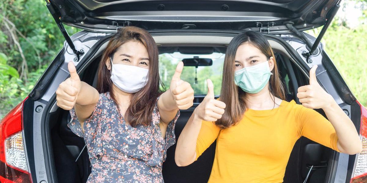 Traveler modern menggunakan rental mobil untuk menjelajahi destinasi wisata dengan bebas.