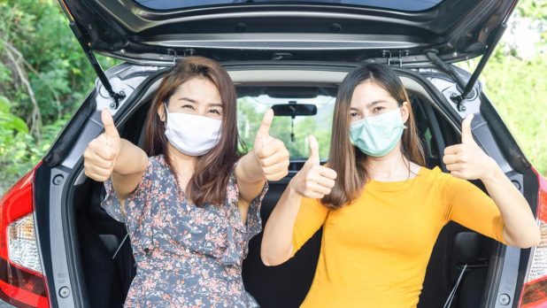 Traveler modern menggunakan rental mobil untuk menjelajahi destinasi wisata dengan bebas.