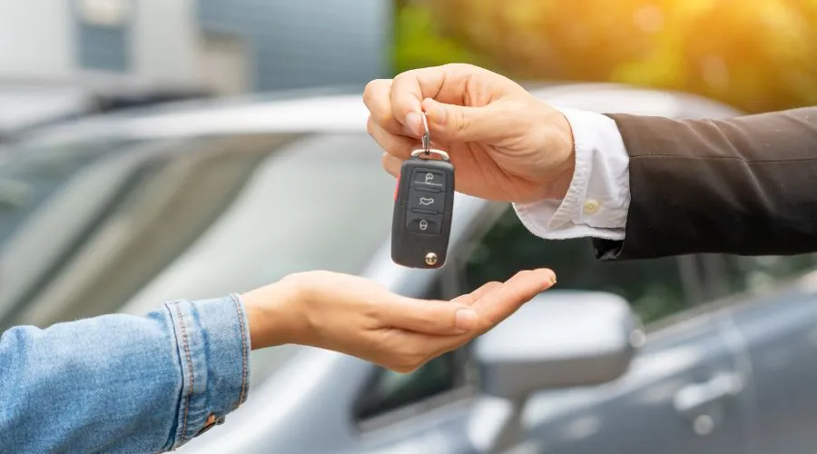 Mobil rental yang bersih dan terawat siap digunakan untuk perjalanan nyaman dan aman.