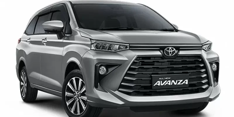 Pemesanan rental mobil secara online melalui smartphone di era digital.
