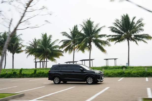 Rental mobil modern untuk mobilitas bebas dan perjalanan nyaman.