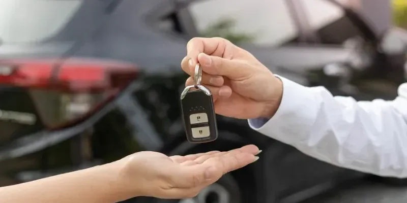 Tips Memilih Rental Mobil Terpercaya agar Perjalanan Lebih Aman Pelanggan memeriksa kondisi mobil sebelum menyewa di rental mobil terpercaya