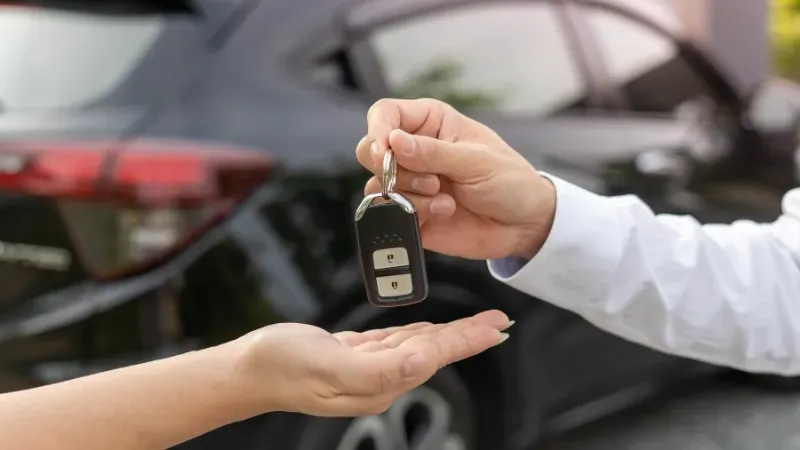 Tips Memilih Rental Mobil Terpercaya agar Perjalanan Lebih Aman Pelanggan memeriksa kondisi mobil sebelum menyewa di rental mobil terpercaya