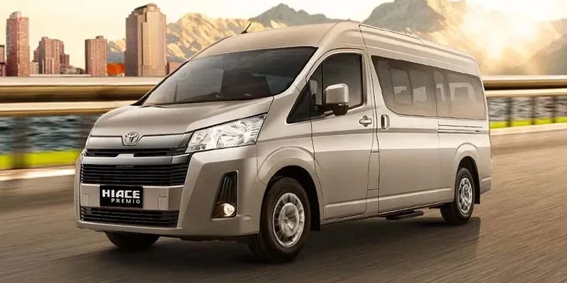 Perjalanan modern dan nyaman menggunakan layanan rental mobil.