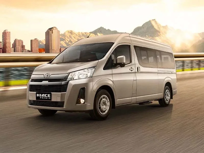 Perjalanan modern dan nyaman menggunakan layanan rental mobil.