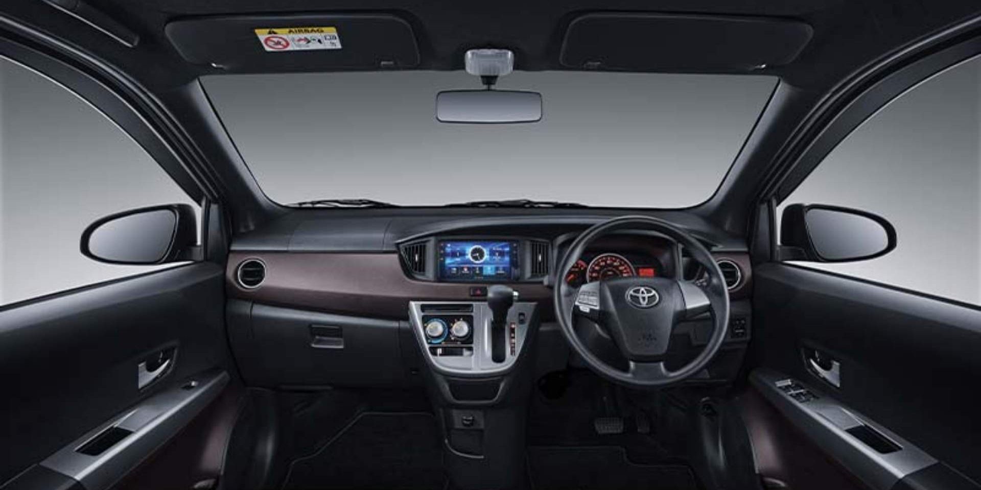 Armada mobil Iwan Rental Mobil dalam kondisi bersih dan siap digunakan untuk perjalanan pelanggan